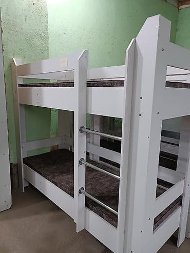 Двухъярусная кровать с матрасами - Конструкция: прочный каркас из