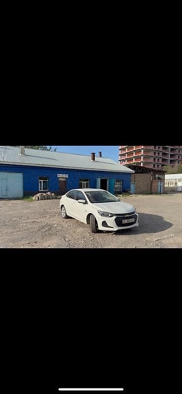 Транспорт: Chevrolet Onix: 2020 г., 1 л, Автомат, Бензин, Седан — 2