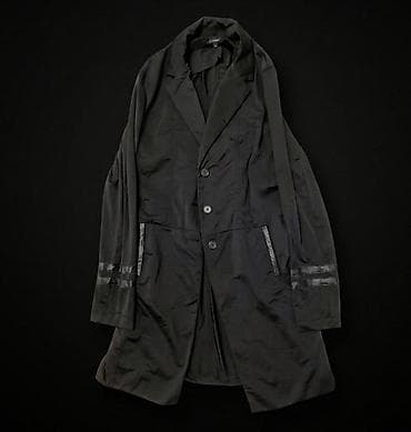 Черное мужское пальто/плащ в стиле минимализм. - Длина: до колена at lalafo.kg Черное мужское пальто/плащ в стиле минимализм. - Длина: до колена