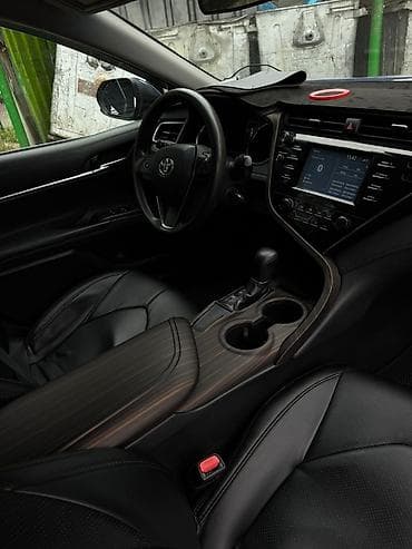 авто каран: Toyota Camry (XV70), синий седан бизнес‑класса — 3