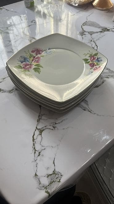 Кухонные принадлежности: Набор белой посуды из керамики/фарфора в классическом минималистичном — 8