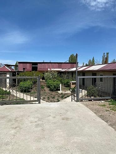 место под гараж: Продаётся частный дом с большим ограждённым двором. Основные — 4