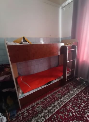 Двухъярусная кровать с лестницей и защитным бортиком на верхнем ярусе