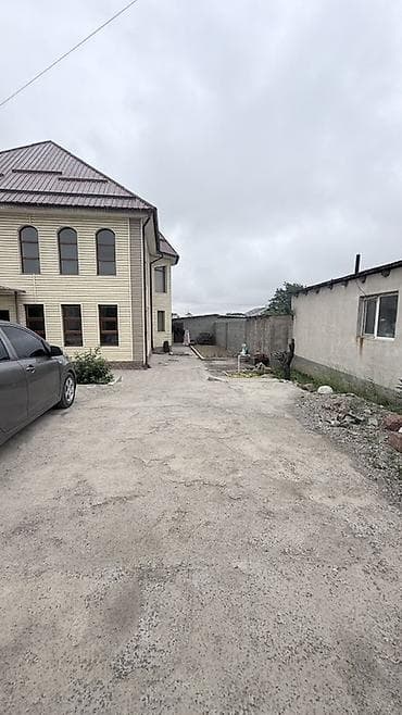 юг: 🏡 Продаю частный 2х этажный дом! 📌 г. Бишкек, ул. Улан Эгизбаев, 29 📍 — 4