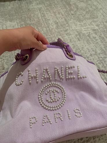 Другие комплектующие: Сумка-тоут Chanel, сиреневого оттенка. Особенности: - Материал — 6