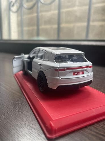 авто чемодан: Игрушечная машинка-миниатюра кроссовера (белый цвет) - Масштабная — 3