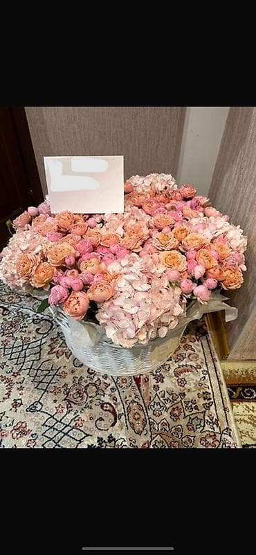 Пышная цветочная композиция в плетёной корзине. Состав и оформление