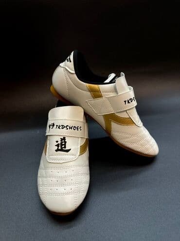 тренировочные петли: Белые соги для тхэквондо, отделанные золотистыми полосками. Имеют — 1