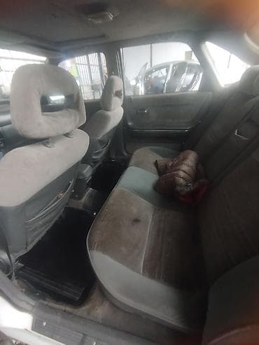 Продаётся легковой автомобиль белого цвета, 4‑дверный седан/хэтчбек