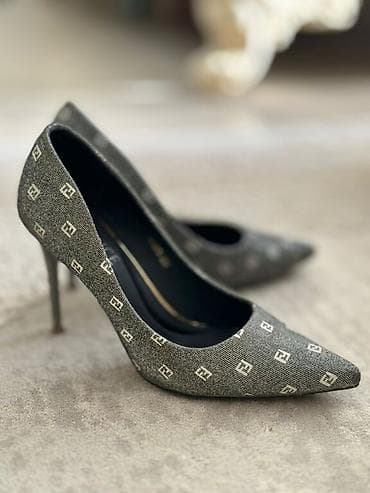 35 / 35,5 размер одевали два раза покупали 5500, каблук очень