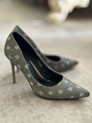 Прокат одежды: 35 размер одевали два раза покупали 5500, каблук очень устойчивый — 1