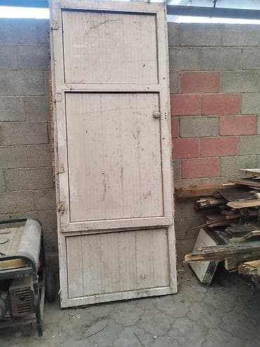 Размер 2.50/0.98 есть 2шт цена по 3000сом Деревянная дверь с филёнками at lalafo.kg Размер 2.50/0.98 есть 2шт цена по 3000сом Деревянная дверь с филёнками