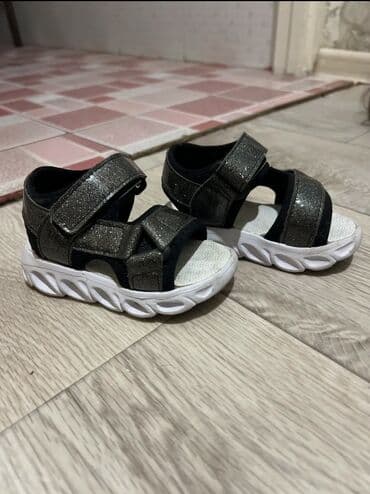 демисезонная детская обувь 22 размера: 1) Турция. Одели раза 3. Подошва светится. 22 размер 2) Турция . В — 2