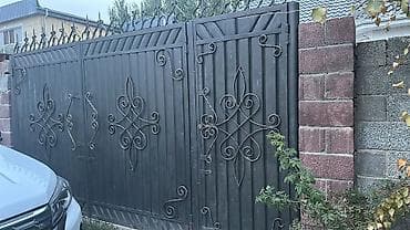 Металлические распашные ворота с калиткой и декоративной ковкой. -