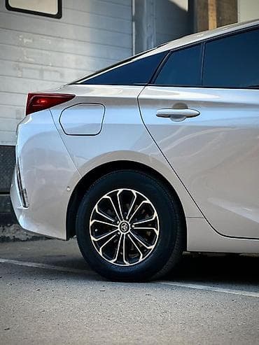 саларис 2015: Toyota Prius: 2017 г., 1.8 л, Вариатор, Гибрид, Хэтчбэк — 4