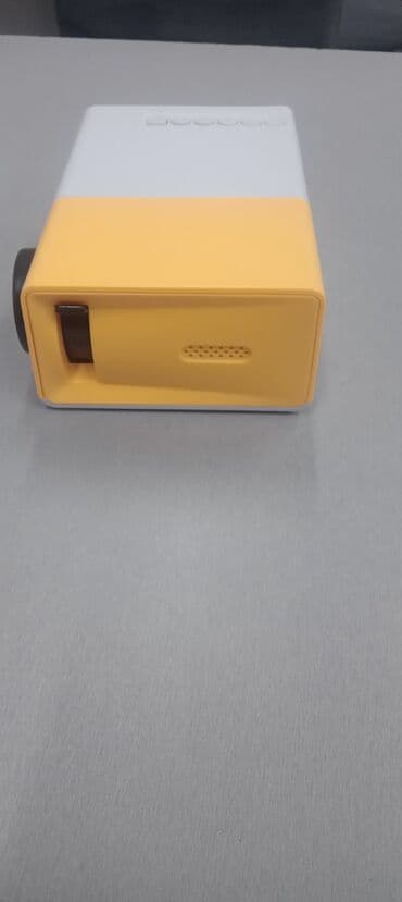 домашний проектор: Компактный LED-проектор (TFT LCD), бело-жёлтый корпус. Основные — 7