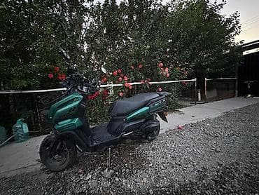 Скутер Benelli (брендовая маркировка Bennali на боковинах)