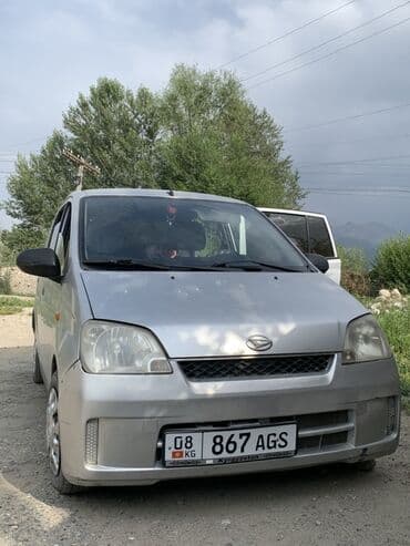 на матиз шины: Автомобиль Daihatsu Mira серебристого цвета, представленный в кузове — 1