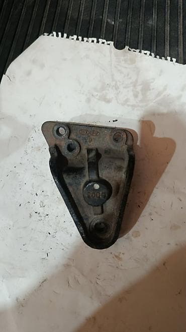 Детали двигателя и моторы в сборе: Кронштейн двигателя Hyundai/Kia - Оригинальная деталь: литьевые коды — 1