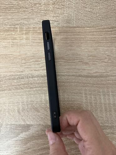 чехлы на 12 айфон: Черный полупрозрачный чехол, разработанный для защиты телефона. Для 12 — 3