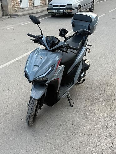 smart plus: Скутер 50 см³ (наклейки “49/4C”, “S2”), современный городской дизайн — 1