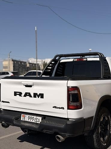 фаркоп на 570: RAM 1500 Rebel 4x4, белый пикап - Мощный полноразмерный пикап с — 2
