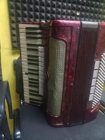 пятирядный баян: Аккордеон (клавишно-кнопочный) в винном перламутровом корпусе. - — 2