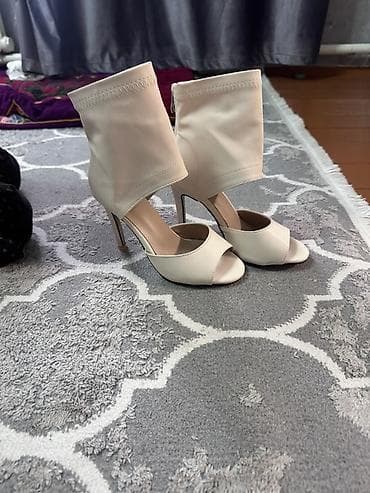 pull and beer: Босоножки на шпильке с закрытым высоким берцем - Цвет — 1