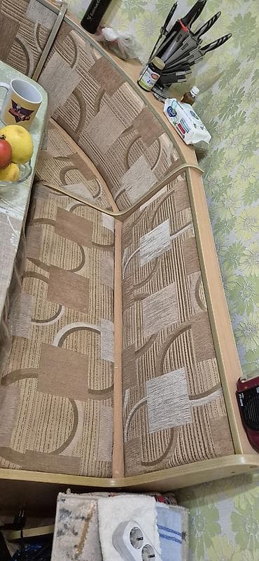 Продам кух.уголок б/у 1.20 x 1.60 в комплекте с 4 табуретками в at lalafo.kg Продам кух.уголок б/у 1.20 x 1.60 в комплекте с 4 табуретками в