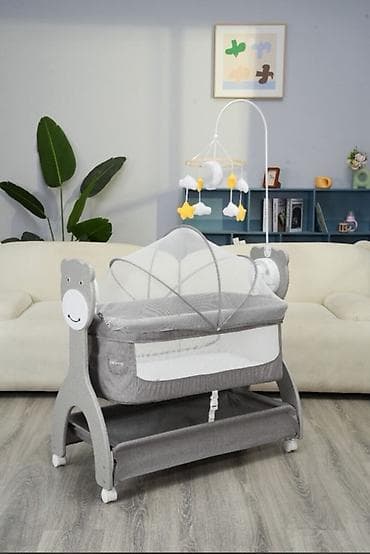 Детская колыбель-люлька на колесиках с москитной сеткой и подвесным