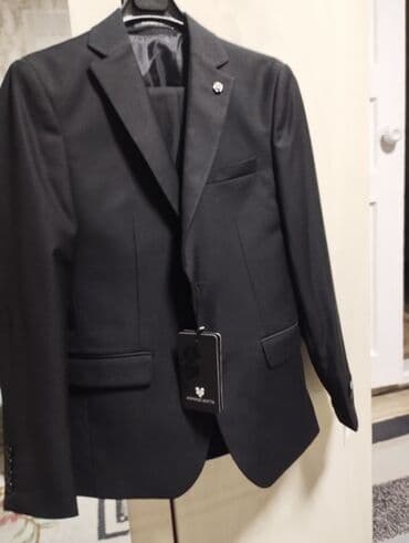 Продаю мальчиковый классический костюм новый 42 размер черный