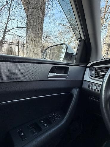 салон для машины: Hyundai (седан) — интерьер и оснащение - Просторный салон с передними — 4