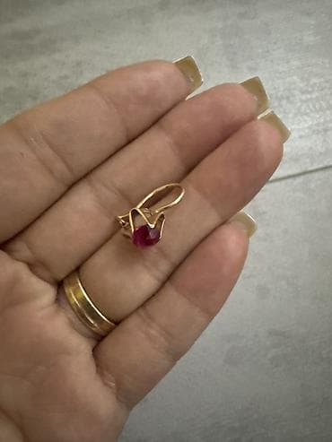 серьги пусеты двухсторонние: 583 проба 2.89грам Золотая серьга с красным камнем - Материал: жёлтое — 2