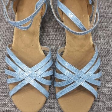 срочно продаю в связи с переездом: Для танцев . Каблук 3,5см.
Размеры: 36; 37; маломерят — 2