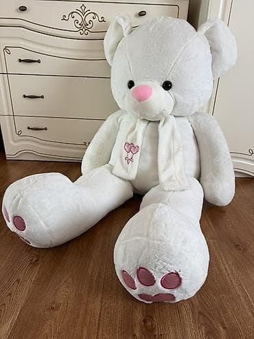 мишка поздравляю: Большой плюшевый мишка белого цвета. - Размер: крупный, напольный — 1