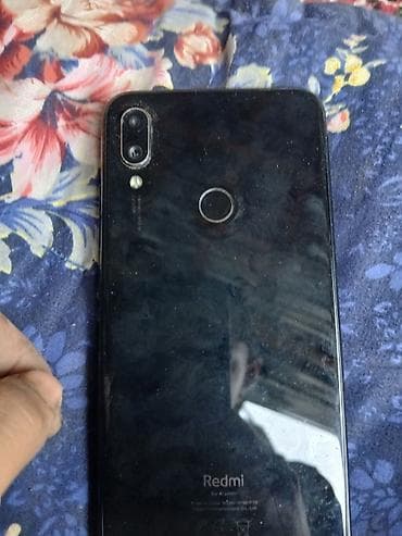 Смартфон Redmi (линейка Xiaomi) с экраном с каплевидным вырезом и