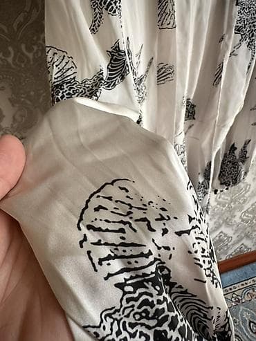 Личные вещи: Платье миди из лёгкой струящейся ткани цвета айвори с чёрным графичным — 4