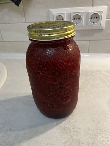 Продается свежее малиновое варенье. Не варенное. Малина своя at lalafo.kg Продается свежее малиновое варенье. Не варенное. Малина своя