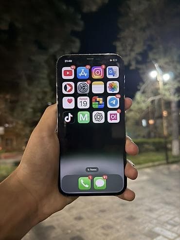 IPhone Pro в тёмном цвете с плоскими гранями и тройной основной