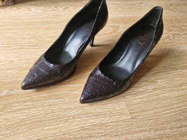 кроксы крокс crocs: Элегантные женские туфли на каблуке с острым носком, выполненные под — 1