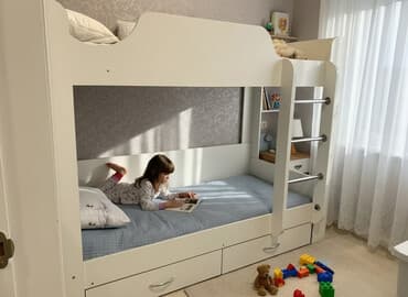 Двухъярусная детская кровать белого цвета. Особенности: - Верхнее и
