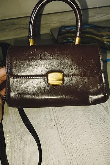 Башка аксессуарлар: Элегантная женская сумка из гладкой коричневой кожи с лаконичным — 1