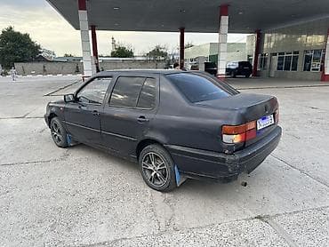 кок талаа: Volkswagen Vento: 1992 г., 1.8 л, Кол менен иштөөчү, Бензин, Седан — 4