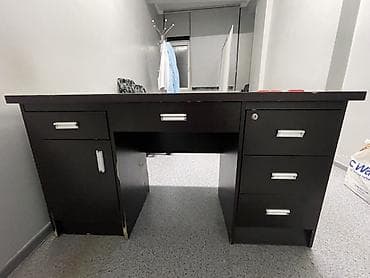 Офисные столы: Офисный стол, Б/у, Нерегулируемый, цвет - Коричневый, Прямоугольный, ЛДСП — 1