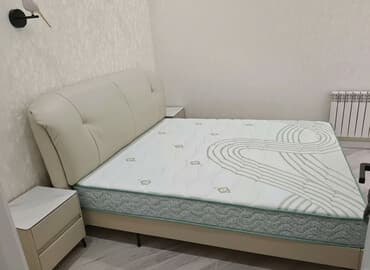 двух яросный крават: Двуспальная кровать с мягким высоким изголовьем и матрасом. - Размер — 1