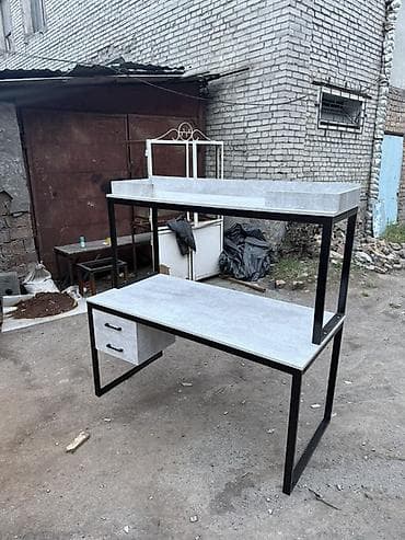 Компьютерный стол, С полками