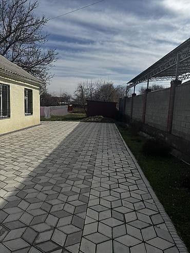 Продажа домов: Продается частный дом с благоустроенной территорией. Основные — 3