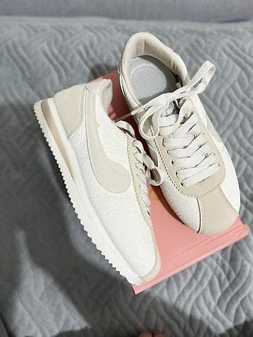 dd: Сегодня купила кроссовки, очень понравились 😍 Но, к сожалению, дома — 3