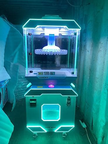 Игровой автомат «Claw/Prize Machine» с неоновой LED‑подсветкой