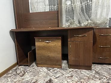 Компьютерный стол, С полками